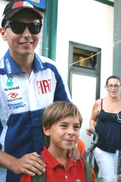 O Jorge Lorenzo με μικρούς οπαδούς του